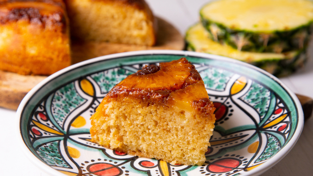 O melhor bolo de abacaxi caramelizado fofinho e fácil de fazer no liquidificador