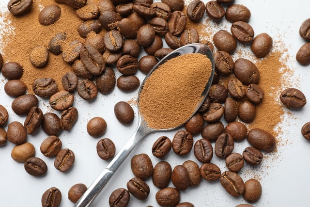 Café instantâneo ou café moído: qual tem mais cafeína? Os especialistas têm a resposta!