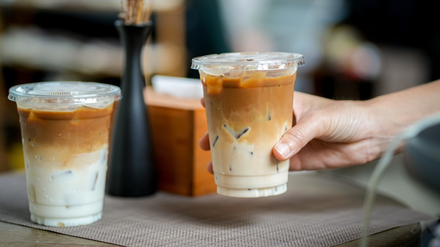 Um café gelado, por favor! Entenda a diferença entre iced coffee, cold brew, frappé e affogato e veja como preparar as bebidas