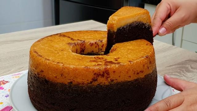 O bolo com leite condensado fica com duas camadas (Créditos: Reprodução / YouTube @AmoReceitas)