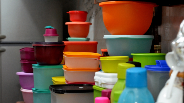 Minha vida mudou depois que aprendi essas dicas para organizar potes plásticos e panelas sem perder a tampa