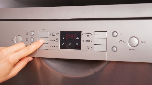 Muitas pessoas usam a máquina de lavar louça incorretamente, mesmo com boas intenções: existem dois motivos pelos quais você não deve usar sempre o modo Eco