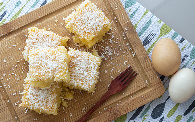 Sem açúcar, nem farinha, nem lactose: bolo de coco com massa fofinha e lowcarb que eu faço rapidinho em porção individual