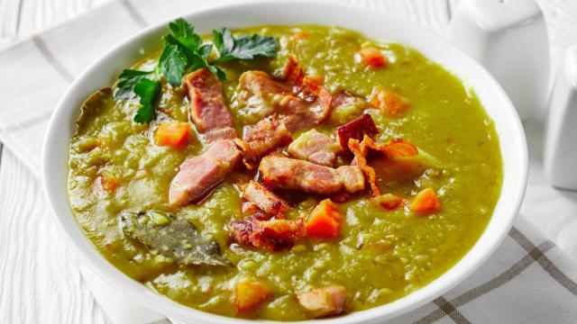 Caiu a temperatura e eu já corro para fazer essa sopa de ervilha com calabresa cremosa que aprendi com a minha vizinha