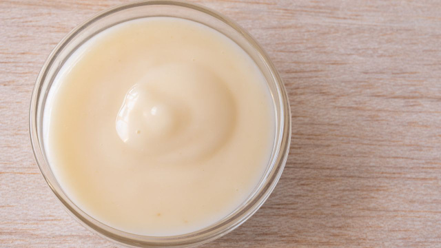 Quem não que ter trabalho nesta Páscoa precisa usar esse creme fácil como recheio (Créditos: Shutterstock)