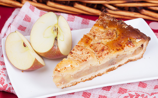 Eu corto as maçãs e despejo uma massa rápida por cima: são 5 minutos de trabalho, e o resto fica por conta do forno