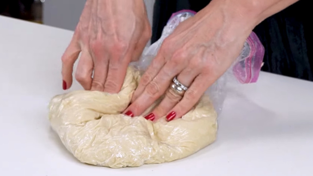 O processo de misturar a massa desse jeito é rápido e simples (Créditos: Reprodução / YouTube @CamilaMasullo)