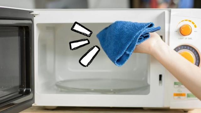 Nada de produto caro de limpeza: essa solução com limão para tirar a sujeira grudada no micro-ondas é bem mais barata