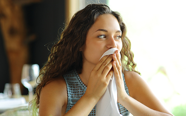 Com quantos anos você aprendeu a usar o guardanapo do jeito certo?