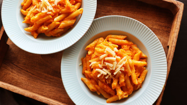 Eu testei esse macarrão ao forno com abóbora e ficou tão cremoso e gratinado que não consigo parar de comer