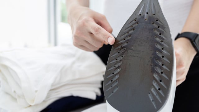 Como limpar facilmente a base do ferro de passar roupa, removendo manchas e queimaduras em segundos?