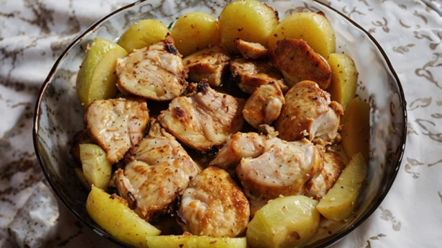 Frango assado com batatas e ervas. (créditos: TudoGostoso)