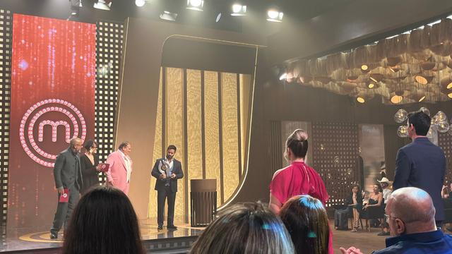 O momento que o chef Diego segura o suposto troféu. (Créditos: TudoGostoso)