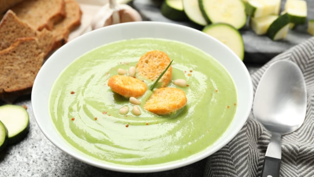 Essa sopa creme de abobrinha é perfeita para um jantar leve e nutritivo: sempre faço no inverno