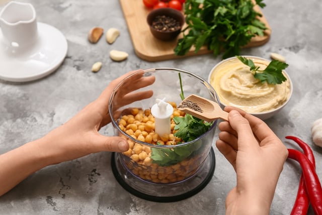 Esta receita de grão-de-bico, que pode ser preparada em poucos minutos, combina abacate, tomate, pepino e queijo