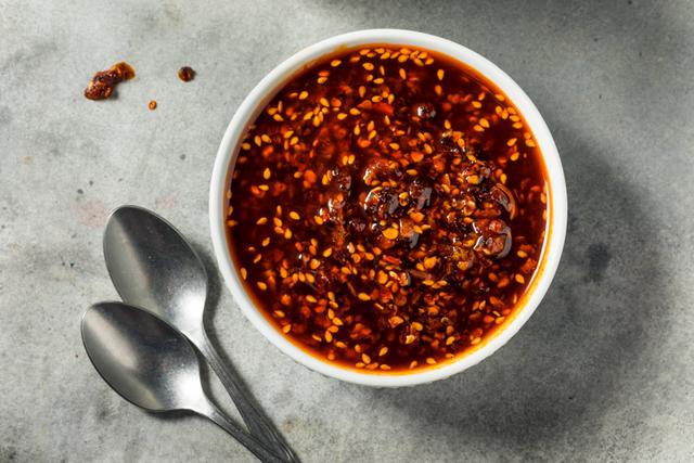 Fazer óleo de pimenta em casa é muito fácil do que você imagina e vai deixar seus pratos muito mais gostosos; aprenda a receita de chilli oil