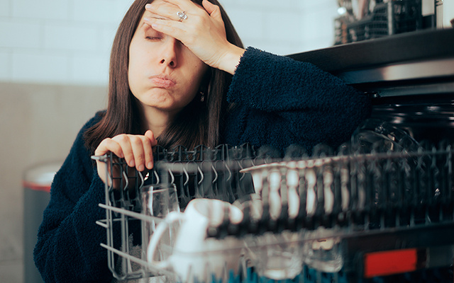 Essa é a pior coisa que você pode fazer com sua máquina de lavar louça, segundo os encanadores