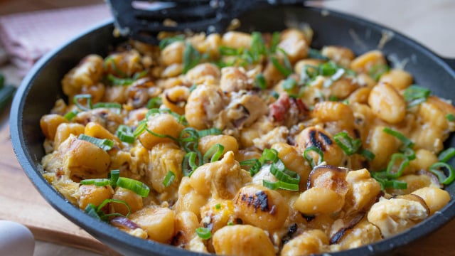 Nhoque frito? Essa receita fácil é perfeita para servir no jantar, finalize com um molho bem cremoso