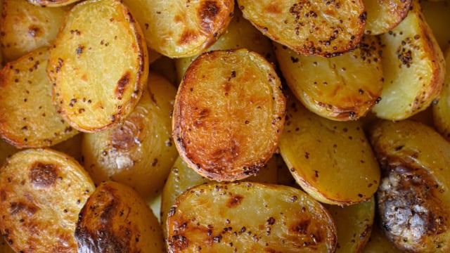 Os chefs concordam: "As batatas assadas mais crocantes não precisam de mais óleo, mas sim de uma temperatura diferente."