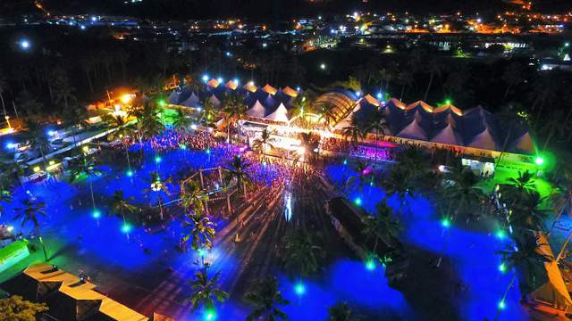 As festas nos espaços como o Axé Moi animam as noites em Porto Seguro (Créditos: Shutterstock)