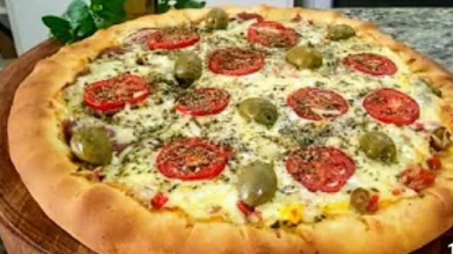 Pizza caseira com borda recheada mais gostosa que da pizzaria: todo mundo que prova come até o zíper abrir