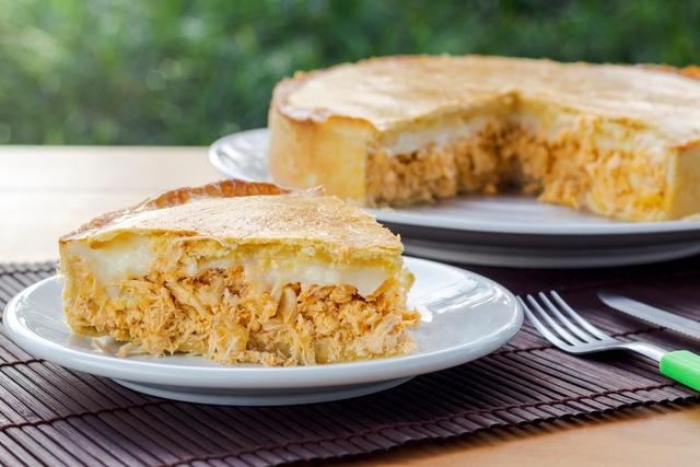A receita de empadão de frango simples do TudoGostoso é o prato que você vai querer comer todo dia!