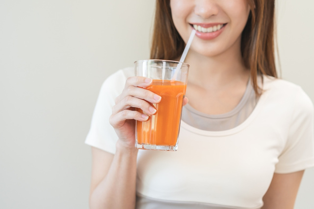 Temperatura caiu e levou a imunidade junto? Esse suco de cenoura com inhame é tudo que você precisa para fortalecer o corpo nesse outono