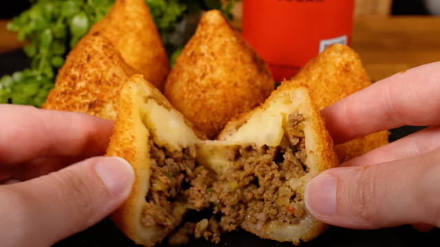 Massa de coxinha SEM FARINHA DE TRIGO crocante: a mandioca é a estrela dessa receita fácil e crocante, o recheio você escolhe