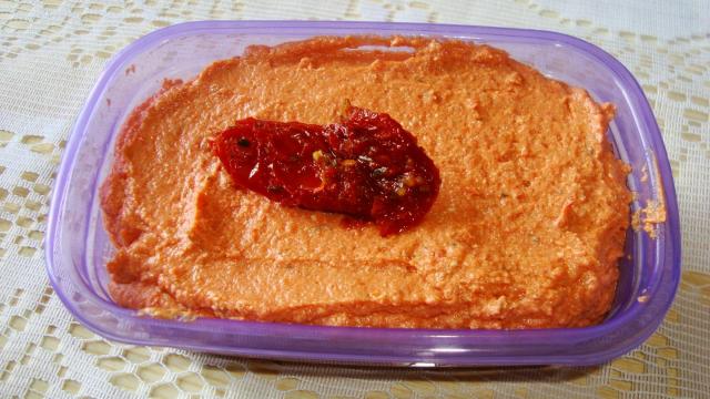 O patê de tomate seco é fácil de fazer e fica delicioso como acompanhamento. (Créditos: TudoGostoso/Sabrina Saldanha)