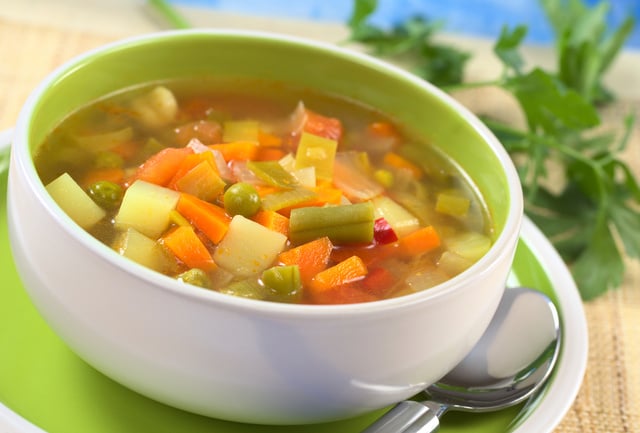 Sopa de legumes é uma receita leve e nutritiva. (créditos: Shutterstock)