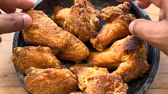 Frango frito fica ainda mais saboroso quando preparado com os cuidados certos.(Foto: reprodução canal pobre na cozinha no Youtube)