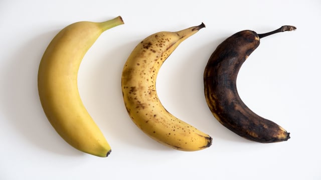 Bananas verdes são tão boas quanto bananas maduras. Saiba a diferença que ocorre quando as bananas mudam de cor