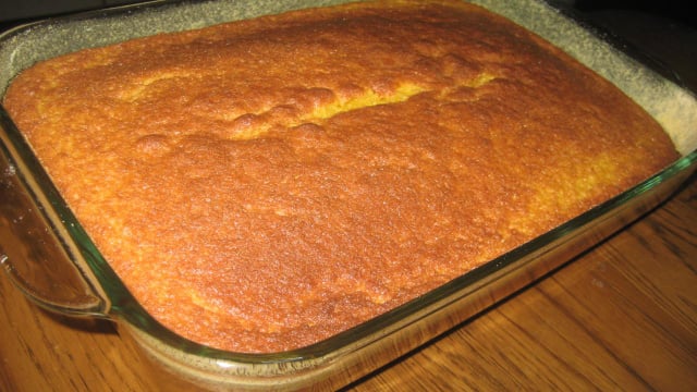 Bolo de milho na travessa muito cremoso é a receita da vovó que todo mundo precisa comer pelo menos uma vez na vida!