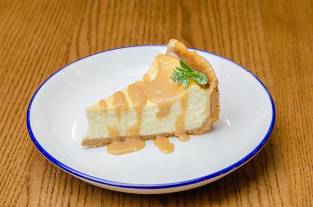 Torta com leite condensado e recheio cremoso é perfeita para comer no fim de semana