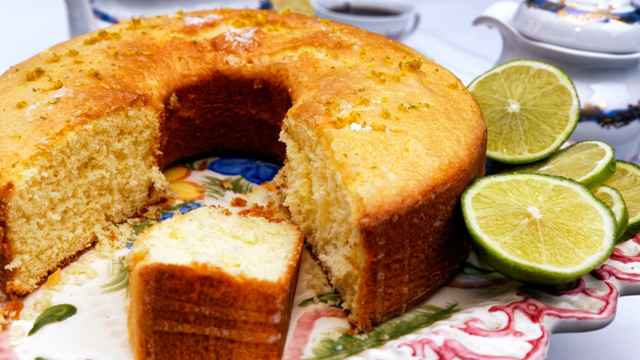 Sem leite e muito fofinho: receita de bolo de água com limão que não murcha nunca