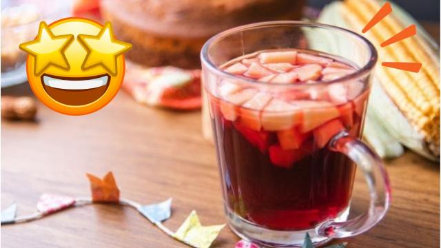 A melhor receita de vinho quente simples é essa do TudoGostoso: bebida junina com especiarias é fácil de fazer e fica pronta em 20 minutos!