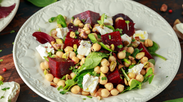 Cheia de vitaminas e minerais, essa salada é uma alternativa deliciosa e saudável para a sua rotina (Créditos: Shutterstock)