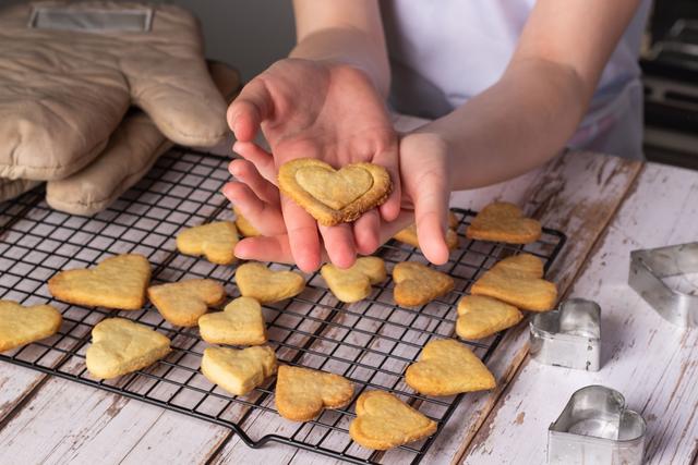 Biscoito amanteigado caseiro: sempre faço essa receita com as crianças durante as férias e elas adoram