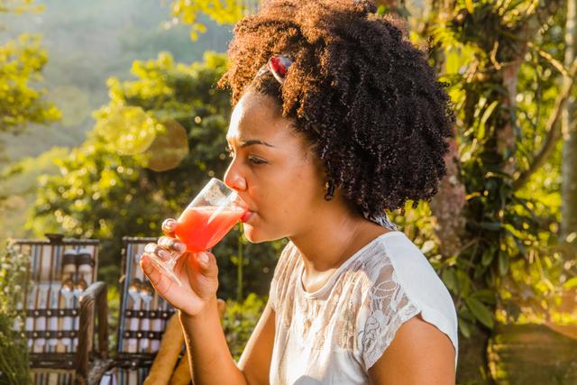 Pra não reter líquido no calor: esse suco com apenas 3 ingredientes vai salvar seu corpo nos dias quentes de verão