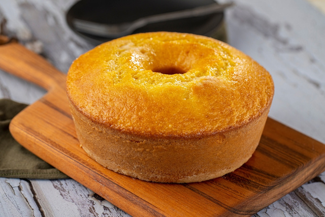 Esse bolo de fubá com maisena é o melhor para comer com cafezinho, chega a dar água na boca!