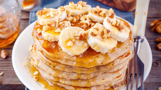 Pronto em 15 minutos: como fazer panquecas saudáveis ​​de aveia e banana, perfeitas para o café da manhã