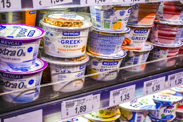 Iogurte grego é saudável? Veja o que olhar no rótulo antes de comprar para escolher melhor