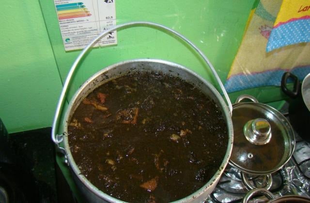 Maniçoba tem cor escura e lembra uma feijoada. (Crédito: Cintia Sacramento / TudoGostoso)