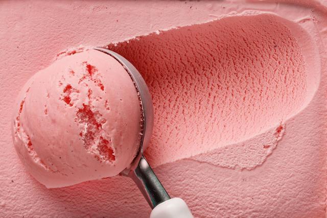 Sorvete de banana e morango é uma opção de sobremesa refrescante e saborosa. (créditos: SHutterstock)