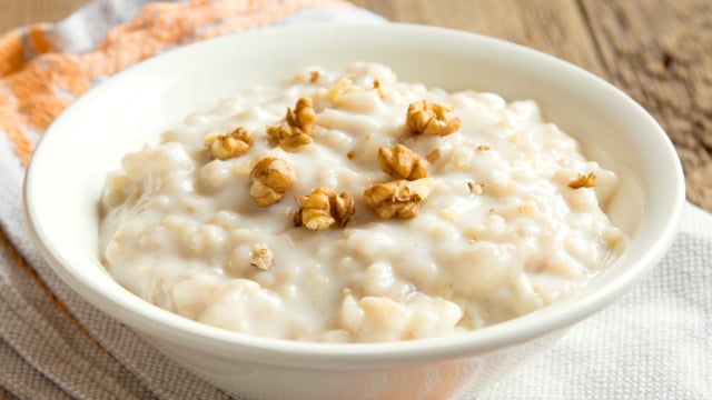 Sem leite, nem açúcar: mingau de aveia cremoso é a receita perfeita para o frio; sempre uso um ingrediente especial