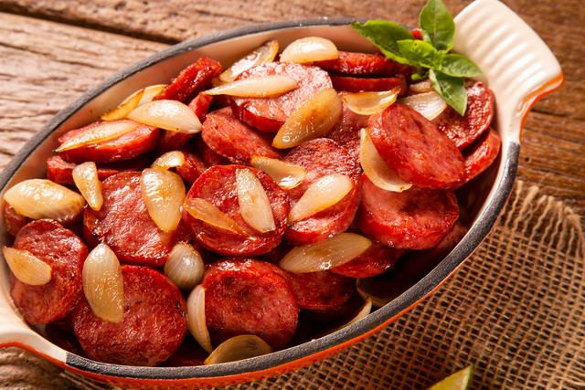 A linguiça calabresa faz mal para a saúde? Descubra de uma vez por todas se pode consumi-la