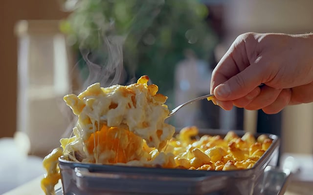 Você não precisa de receita complicada para comer bem: esse macarrão de travessa é prático, barato e muito saboroso