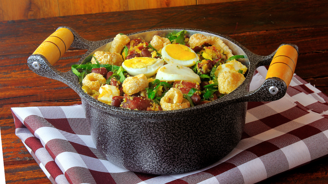 Minha avó mineira me ensinou a receita desse autêntico feijão tropeiro e faço todo final de semana