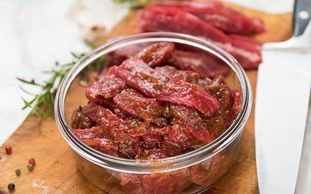 Aprenda 5 truques para marinar a carne em casa como um chef: isso vai deixá-la macia e mais saborosa