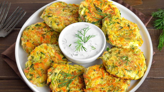 É assim que eu faço meus filhos comerem abobrinha sem saber: receita de panqueca deliciosas e nutritivas perfeitas para o jantar